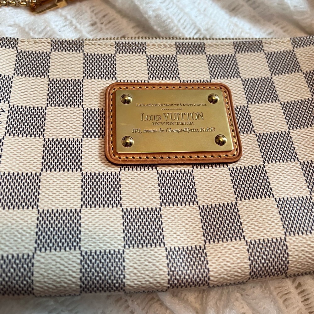 LOUIS VUITTON
Damier Azur Eva Clutch